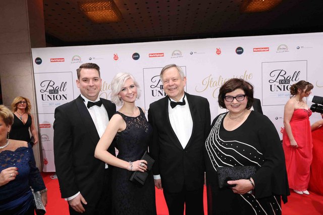 Landtagsabgeordneter Karl freller (2.v.r.) mit Ehefrau Monika (r.) und Tochter Brigitte Freller mit Ehemann Sebastian.