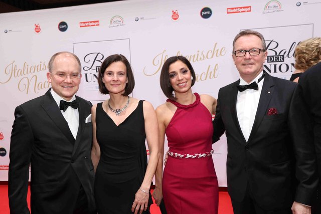 Bundestagsabgeordneter Sebastian Brehm (l.) mit Lebensgefährtin Barbara Hauerstein (2.v.l.) und HWK-Präsident Thomas Pirner und Ehefrau Vanessa.