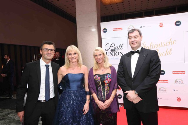Staatsminister Dr. Markus Söder (r.) mit Ehefrau Karin (2.v.r.) und Club-Trainer Michael Köllner mit Lebensgefährtin Petra Freitag.