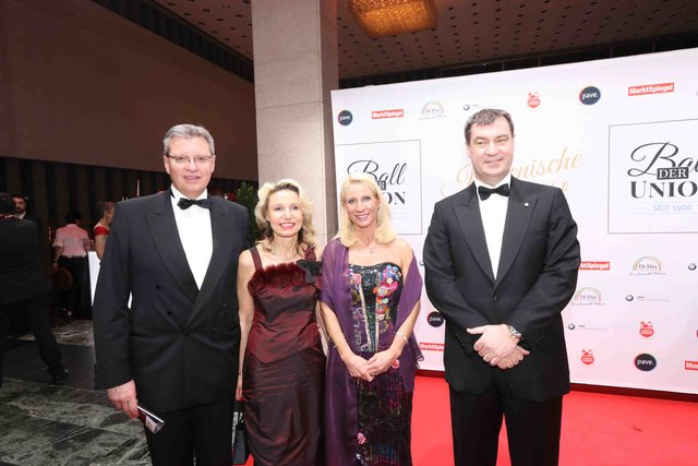 Staatsminister Dr. Markus Söder (r.) und Ehefrau Karin (2.v.r.) mit Messe Geschäftsführer  Dr. Roland Fleck und Ehefrau Dagmar.