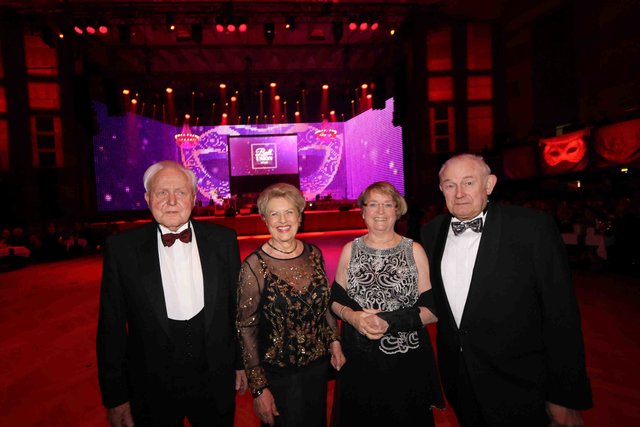 Dr. Günther Beckstein (r.), Ministerpräsident a.D.,  mit Ehefrau Marga (2.v.r.) und Dr. Oscar Schneider, CSU Ehrenvorsitzender mit Ehefrau Jossy.