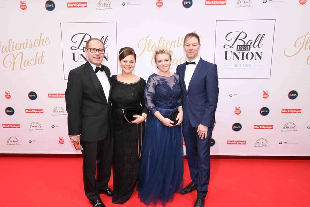 Tucher Marketing-Direktor Kai Eschenbacher (l.) mit Ehefrau Elke (2.v.l.) und Höffner Hausleiterin Simone Leuchauer mit Ehemann Franco.