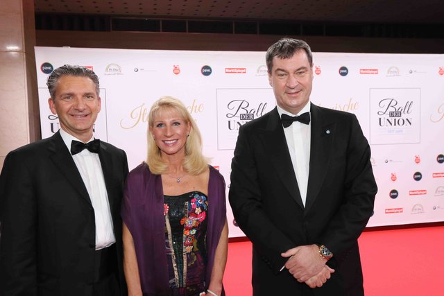 Staatsminister Dr. Markus Söder (r.) mit Ehefrau Karin und BMW-Niederlassungsleiter Ralf Schepull.