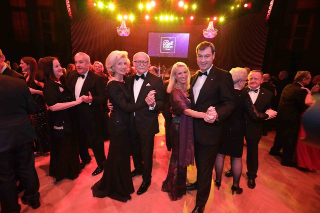 Staatsminister Dr. Markus Söder (r) mit Ehefrau Karin, Unternehmer Gerd Schmelzer mit Ehefrau Prof. Dr. Julia Lehner und Kultusminister Dr. Ludwig Spaenle und Ehefrau Miriam beim Eröffnungswalzer