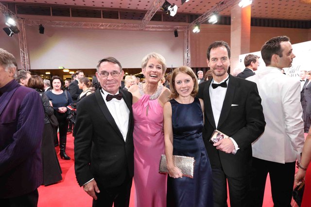 Dr. Erwin Weijnen (l.) mit  Ehefrau Jenny (2.v.l.) und Symphoniker Intendant Lucius A. Hemmer mit Ehefrau Stefanie.