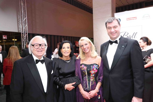Staatsminister Dr. Markus Söder (r.) mit Ehefrau Karin (2.v.r.) und Werner Brombach, Inhaber Erdinger Bräu, mit Ehefrau Christine.