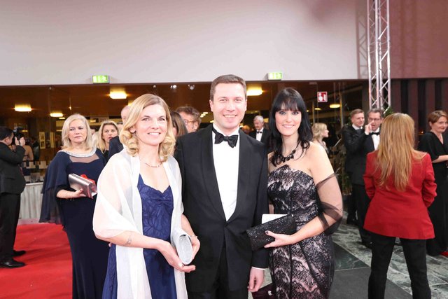 Ball-Organisatorin Tanja Sterian (r.) mit Fürths Landrat Matthias Dießl und Ehefrau Nicole.