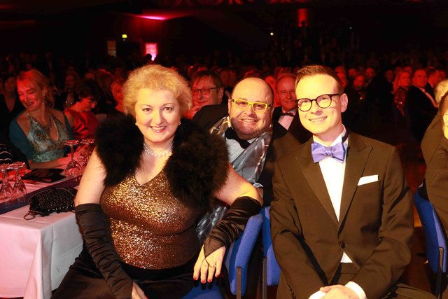 Landtagsabgeordnete Petra Guttenberger und Lebensgefährte Thomas Blösel mit CSU-Bezirkstagsfraktionschef Peter Daniel Forster (r) 