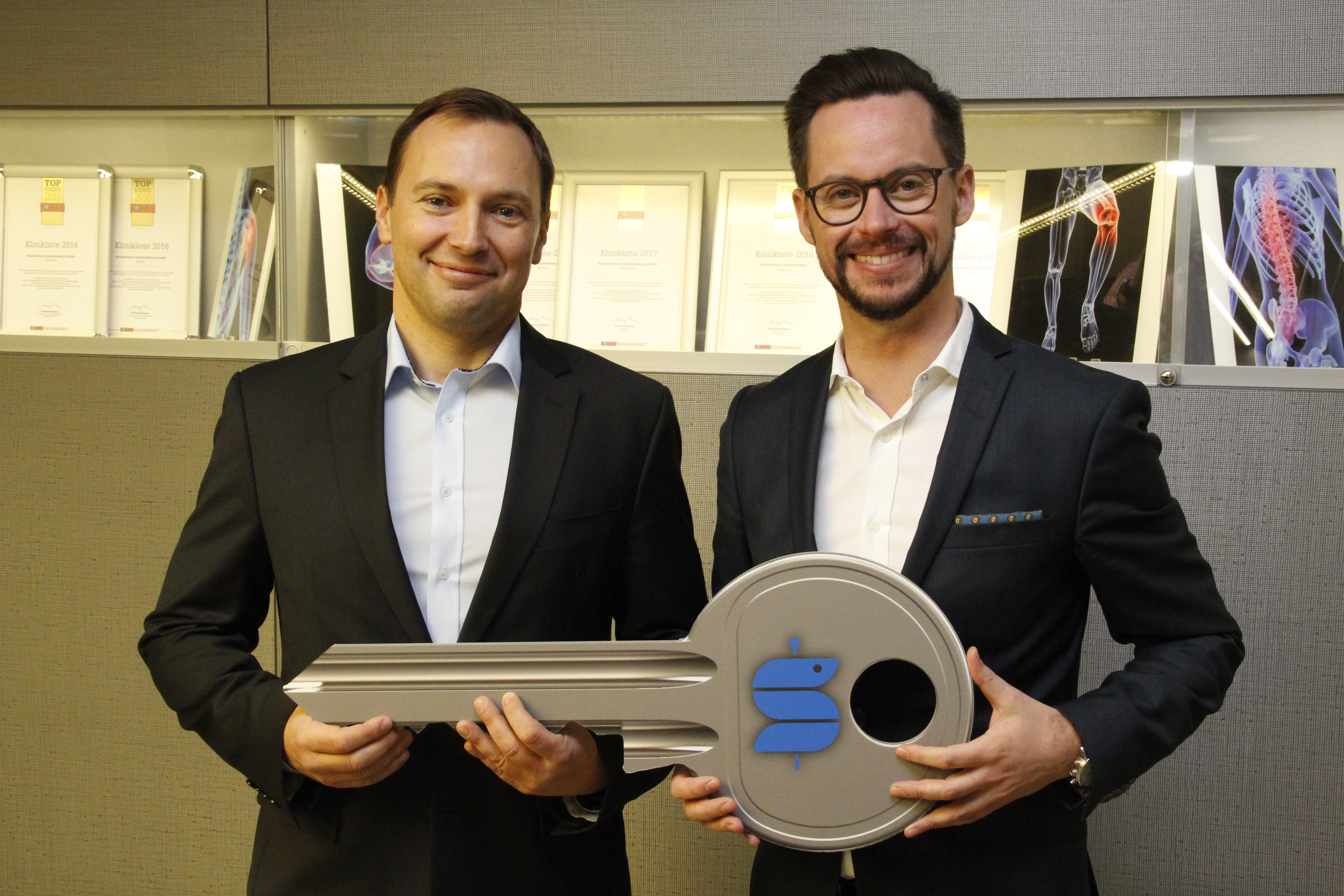 Sebastian Holm (rechts) übergibt den symbolischen Schlüssel an den neuen Geschäftsführer Frank Stauch (links). Foto: oh