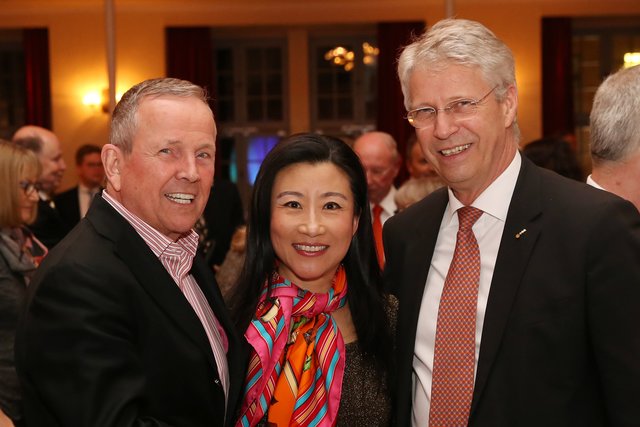 Unternehmer Hans-Georg Geis (links) und Ehefrau Catherine Xue Dong-Geis mit Astronaut Dr. Thomas Reiter. Foto: © Kurt Fuchs/FAU