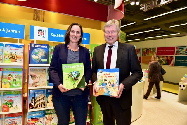Sabine Schwertführer (Programmleitung WAS IST WAS/Lernen) & TESSLOFF-Geschäftsführer Harald Greiner zeigen Neuheiten. Foto: © Peter Maskow