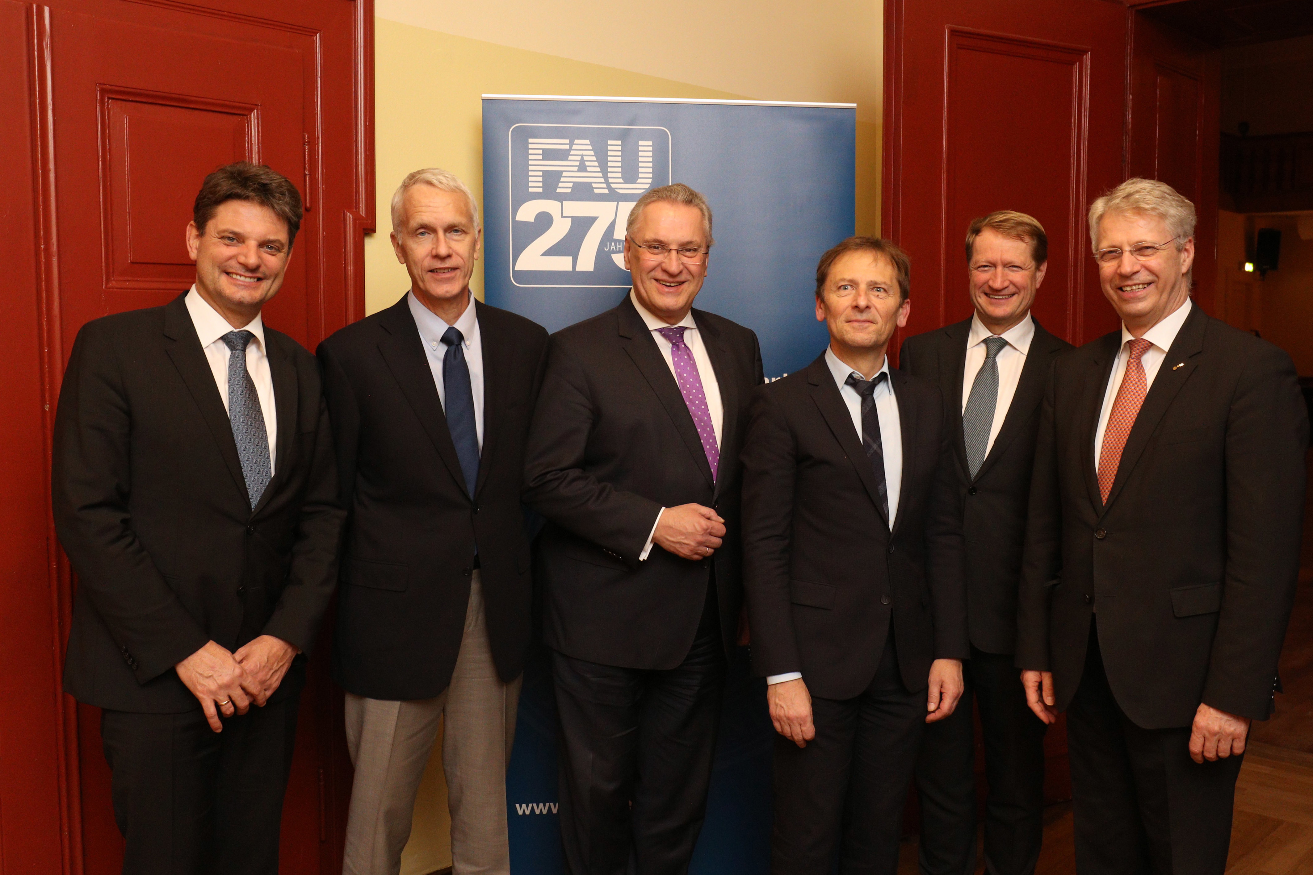FAU-Präsident Prof. Dr. Joachim Hornegger, Chemie-Nobelpreisträger Prof. Brian Kobilka, Innenminister Joachim Herrmann, Prof. Dr. Peter Gmeiner, Lehrstuhl für Pharmazeutische Chemie, BR-Intendant Ulrich Wilhelm und Festredner Dr. Thomas Reiter. Foto: © Kurt Fuchs/FAU