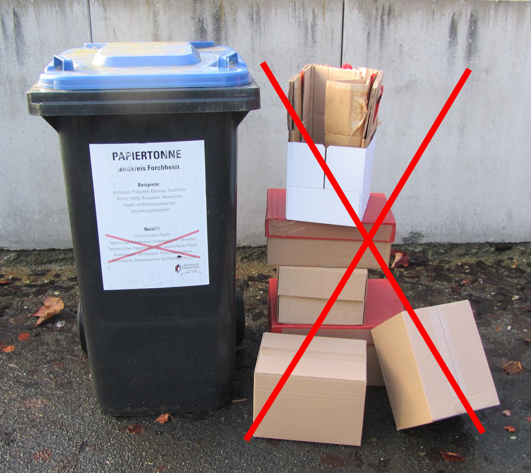 Solche Kartonstapel neben der Altpapiertonne werden künftig nicht mehr mitgenommen.
