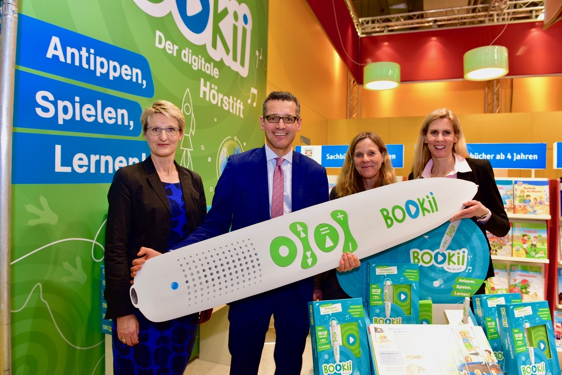 Am TESSLOFF-Stand (v.l.): Katja Meinecke-Meurer (TESSLOFF), Wirtschaftsreferent Dr. Michael Fraas, Dr. Silvia Kuttruff (Stadt Nürnberg) & Constanze Oschmann (Müller Medien). Foto: © Peter Maskow