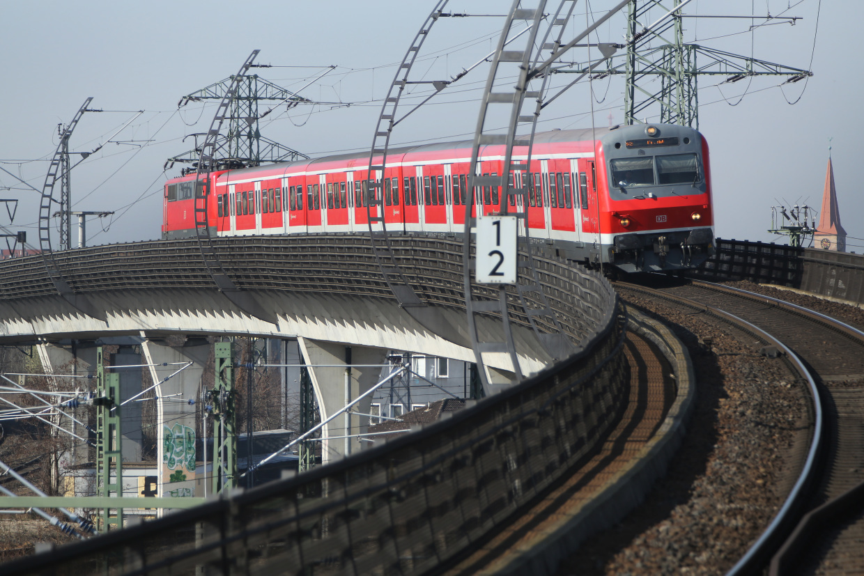 S-Bahn Nürnberg aus Roth kommend bei der Überfahrt Gleisanlagen nach Fürth in Steinbühl.
