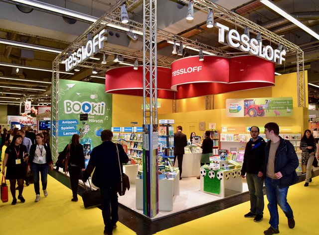 Stets umlagert: der TESSLOFF-Stand auf der Nürnberger Spielwarenmesse. Foto: © Peter Maskow