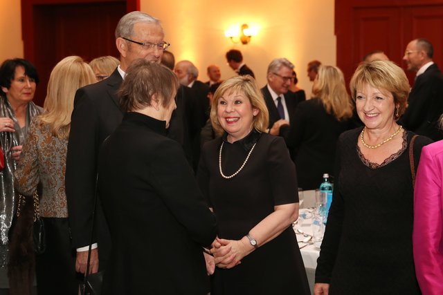 Gerswid Herrmann, Gattin des Innenministers, im angeregten Gespräch am Rande des Gala-Dinners. Foto: © Kurt Fuchs/FAU