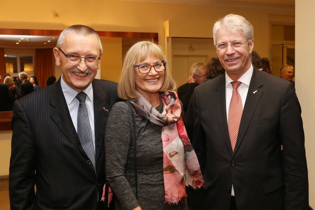 Astronaut Dr. Thomas Reiter (rechts) mit Universitätskanzler im Ruhestand Thomas Schöck und dessen Gattin Gudrun. Foto: © Kurt Fuchs/FAU