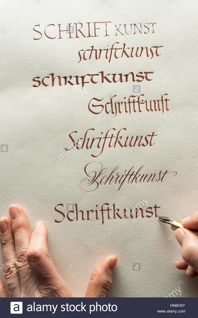 calligraphy-studio-hand-writes-text-with-ink-pen-and-nib-antiqua-writing, Andreas Lux | Foto: Andreas Lux