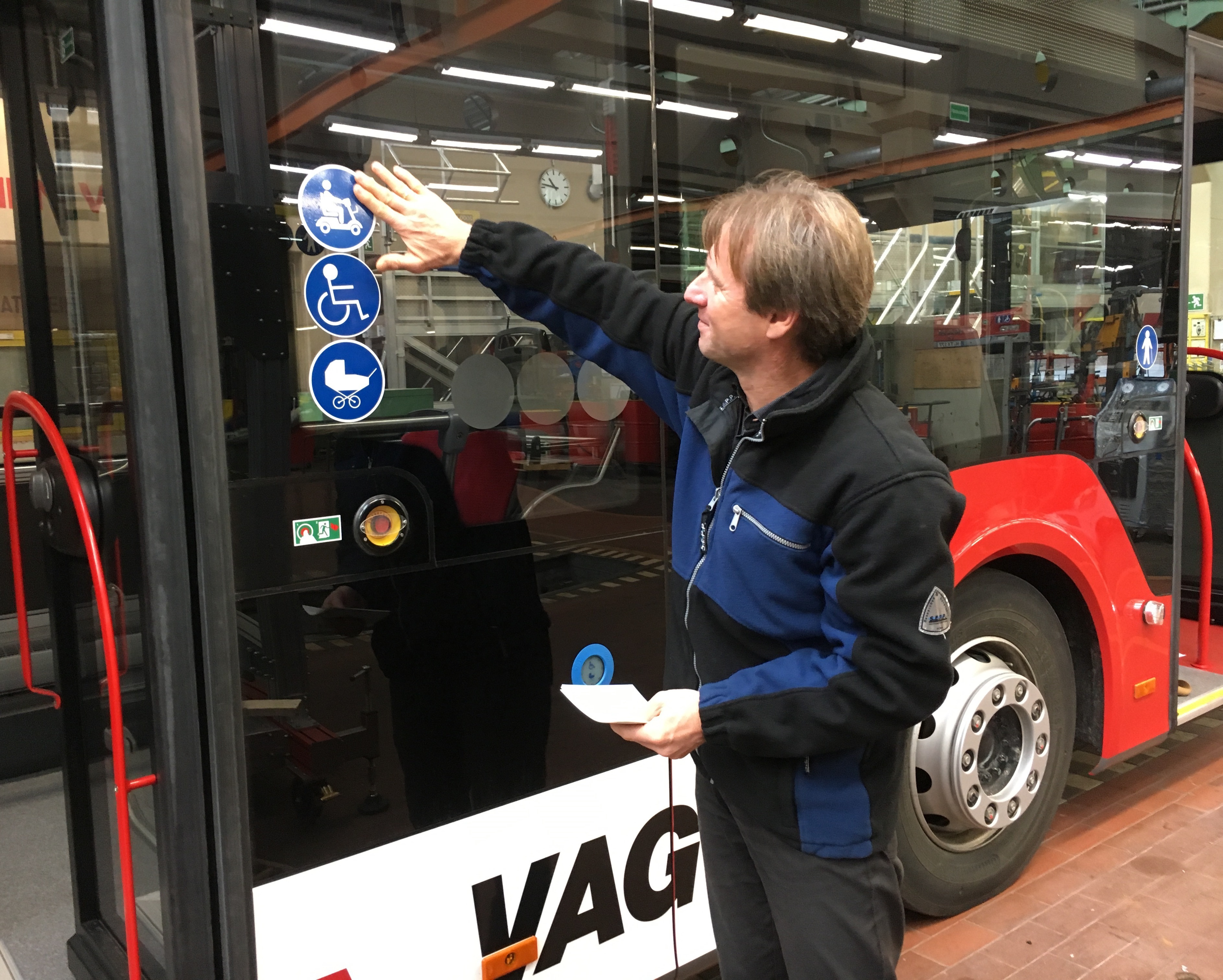 Michael Sievers beim Bekleben eines Busses. Die VAG-Buswerkstatt kennzeichnet derzeit alle geeigneten Busse.