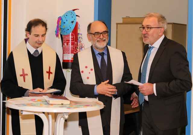 Krippen-Einweihung mit 1. Bürgermeister Helmut Krämer, Pfarrer Thomas Bruhnke und Pfarrer Christian Kaiser (v.r.). | Foto: Nicole Fuchsbauer