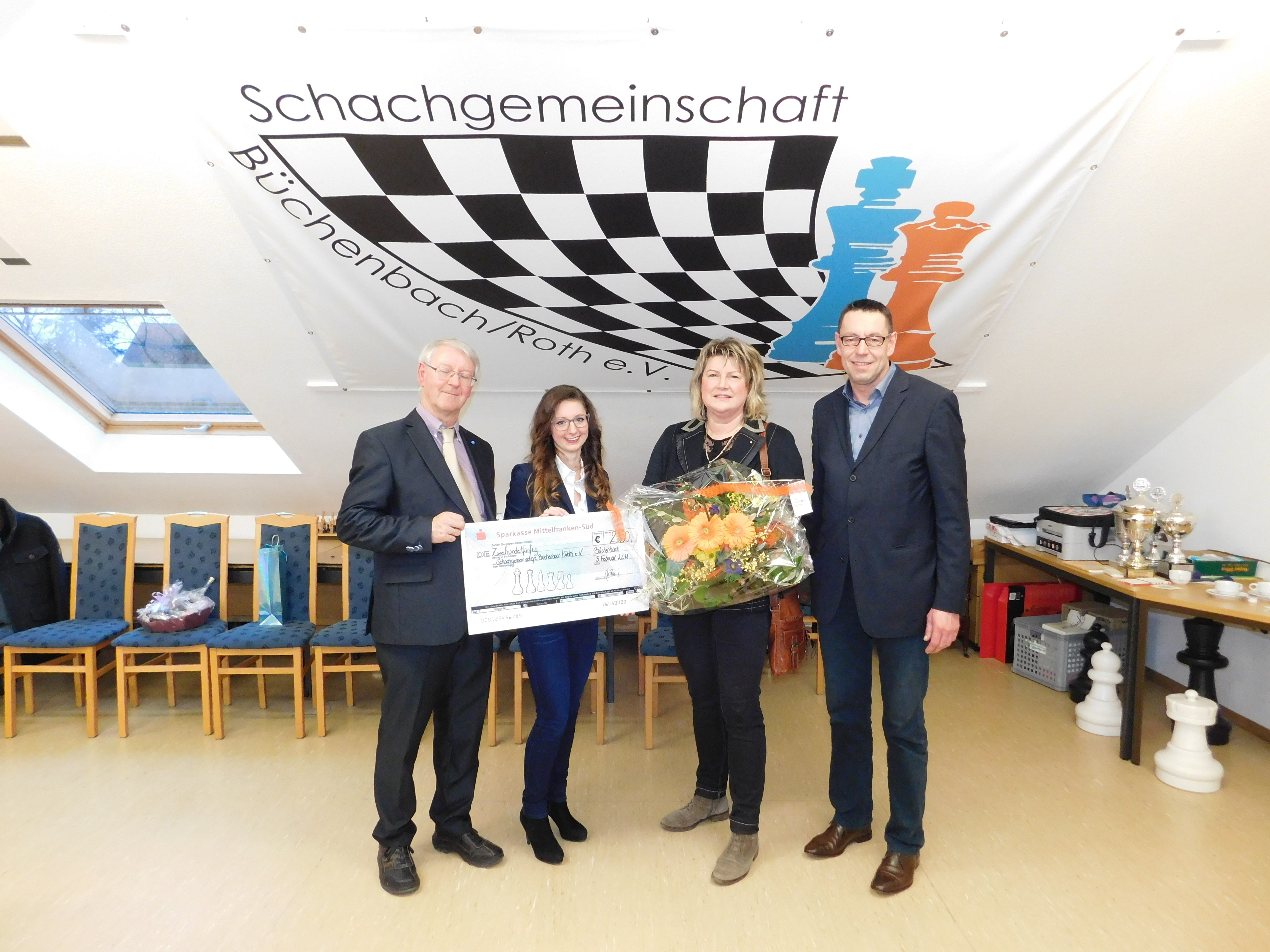 Freuen sich über den Scheck und as neue Logo (v.l.) Norbert Nachtrab, Melanie Fodor, Helga Schreeb und Michal Ludwig. Foto: © Schachgemeinschaft Büchenbach/Roth e.V.
