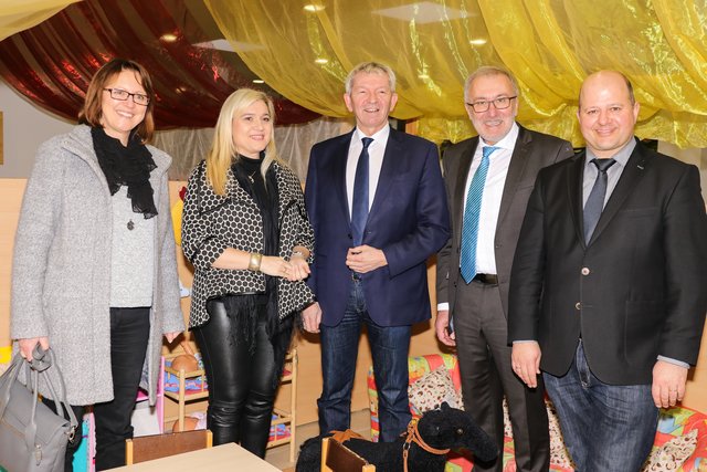 Besichtigungstour durch Krippe und Kindergarten (v.l.) Gisela Hofmann, Bürgermeisterin von Königsfeld, Staatsministerin Melanie Huml, Landrat Johann Kalb, 1. Bürgermeister Heiligenstadt Helmut Krämer und Holger Dremel, 2. Bürgermeister Scheßlitz. | Foto: Nicole Fuchsbauer