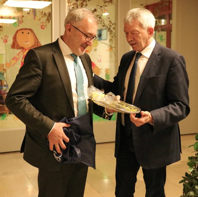 Von Johann Kalb (r.) gab es ein Landkreis Bamberg-Schild für Helmut Krämer. | Foto: Nicole Fuchsbauer