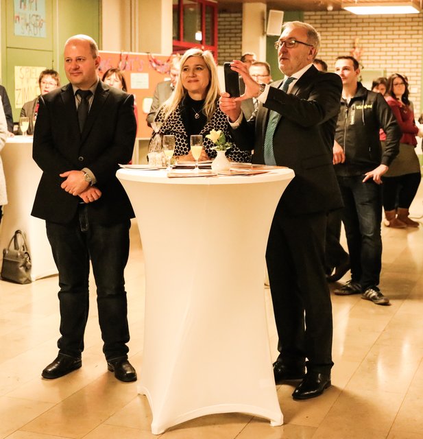 Auch Heiligenstadts 1. Bürgermeister ist total digital. Helmut Krämer fotografiert mit seinem Handy die Einweihungsfeier. | Foto: Nicole Fuchsbauer