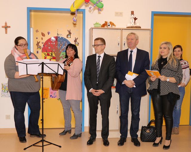 Feierliche musikalische Einweihung mit Elke Hofmann und Gabriele Fabritius (v.l.). Daneben: Martin Wretschitsch (Vertrauensmann, Kirchenvorstand), Landrat Johann Kalb und Staatsministerin Melanie Huml. | Foto: Nicole Fuchsbauer