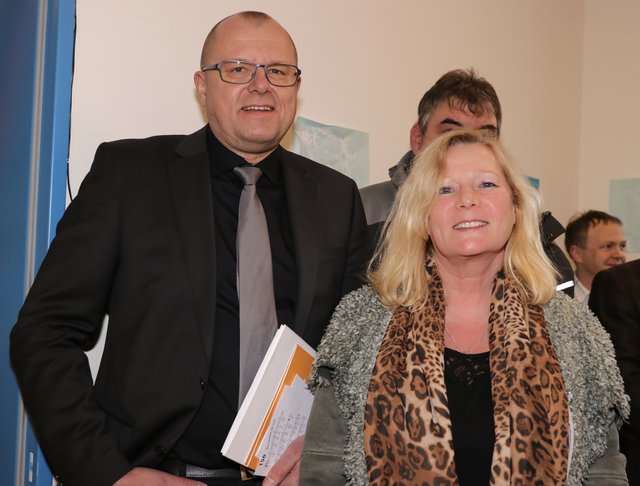 Manuela Straub, Geschäftsstellenleiterin der Sparkasse in Heiligenstadt, und Rüdiger Schmidt, Geschäftsleiter Markt Heiligenstadt, freuen sich über die schöne neue Krippe. | Foto: Nicole Fuchsbauer