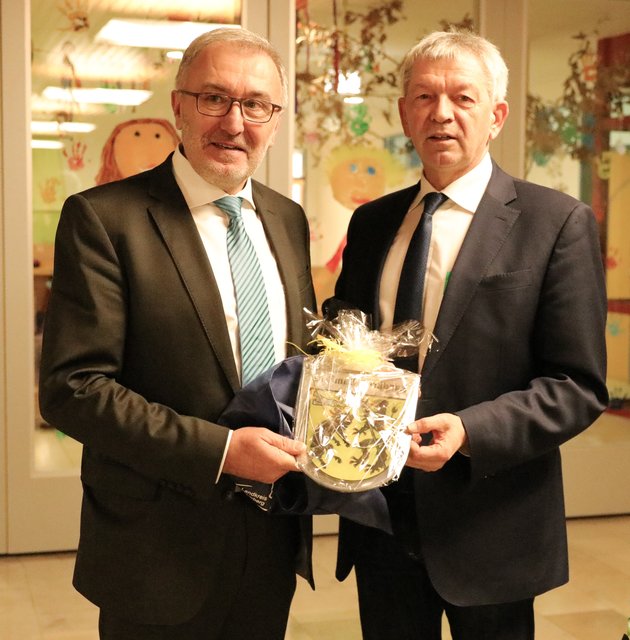 Von Johann Kalb (r.) gab es ein Landkreis Bamberg-Schild für Helmut Krämer. | Foto: Nicole Fuchsbauer