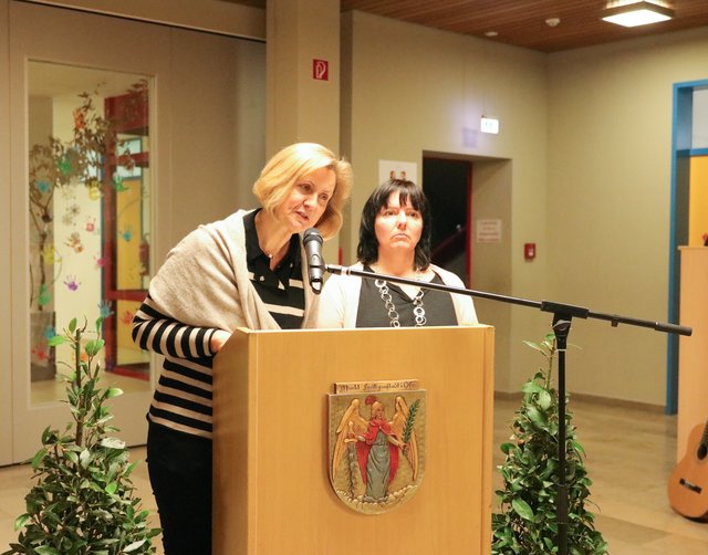 Hatten sich eine originelle Ansprache zur Krippen-Einweihung überlegt: Schulleiterin Christine Weininger (l.) und Kita-Leitung Gabriele Fabritius. | Foto: Nicole Fuchsbauer