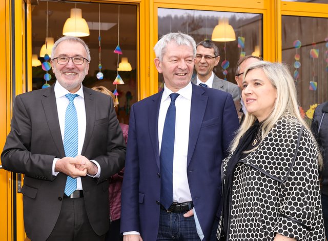 Helmut Krämer, Johann Kalb und Melanie Huml besichtigen den Garten für die Kinder. | Foto: Nicole Fuchsbauer
