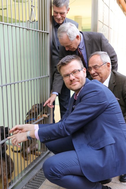 Marcus König (von vorne), Klaus J. Teichmann, Dr. Wilhelm Polster und Christoph Maier kurz bevor die Welpen durch den Freilauf tobten. | Foto: Nicole Fuchsbauer