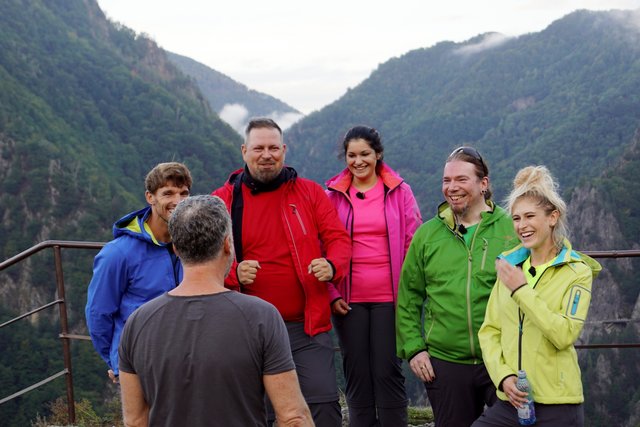 Mitten in den wilden Karpaten beginnt ein unvergessliches Abenteuer für Fabian (l.), Florian, Josephine, Izzy (2.v.r.) und Serena (r.). Jenke von Wilmsdorff (2.v.l.) erklärt die Regeln! | Foto: © GERWIN, RTL