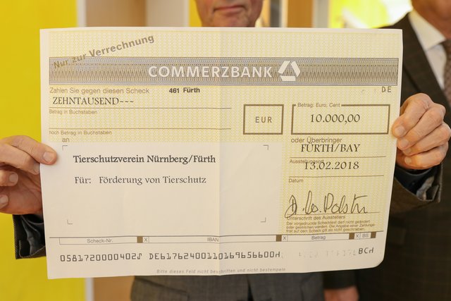 Spendenscheck der Manfred Roth Stiftung in Höhe von 10.000 Euro für das Tierheim Nürnberg. | Foto: Nicole Fuchsbauer