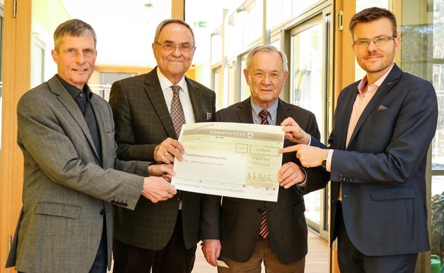Großzügige Spende (v.l.): Christoph Maier (2. Vorstand Tierheim Nürnberg), Klaus J. Teichmann (Stiftungsrat Manfred Roth Stiftung, Dr. Wilhelm Polster (Vorstand Manfred Roth Stiftung) mit Marcus König (geschäftsführender Vorstand Tierheim Nürnberg). | Foto: Nicole Fuchsbauer