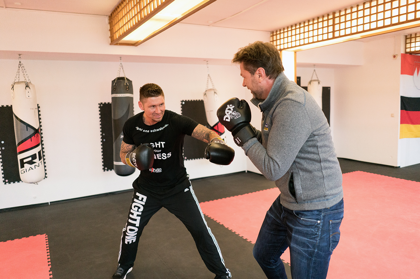 Im Sportzentrum Fight One konnten sich Besucher Boxtechniken vom Profi Jiri Resl (l.) zeigen lassen.