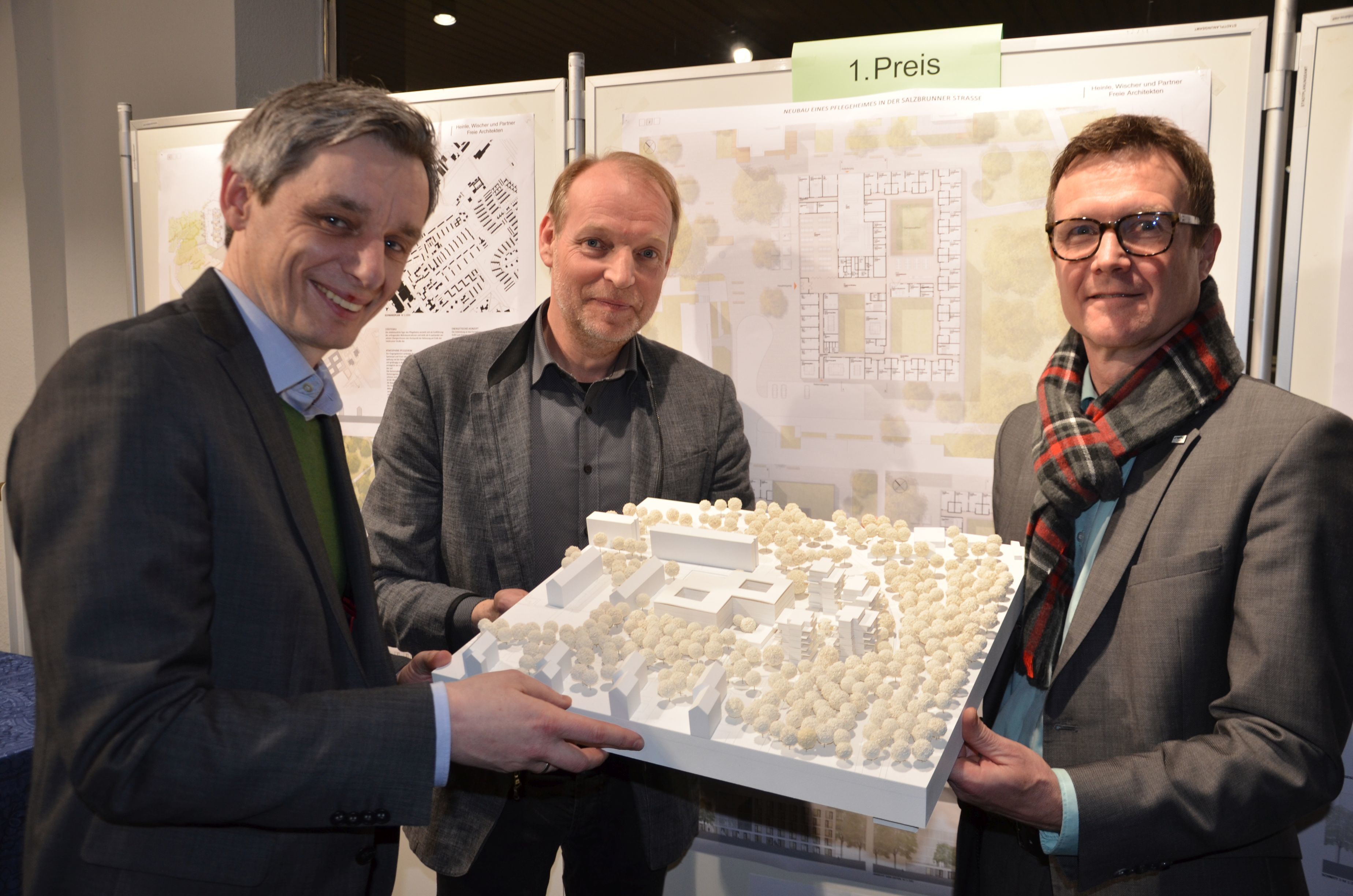 Mit Freude präsentieren AWO-Vorstand Michael Schobelt, Architekt Markus Kill vom Büro Heinle, Wischer und Partner, Freie Architekten, Köln und wbg-Geschäftsführer Ralf Schekira (v.l.) das Gewinnermodell.
