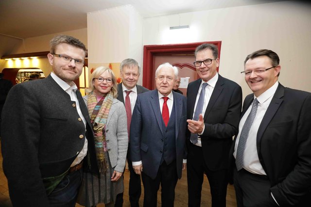 Marcus König, Barbara Regitz, Karl Freller, Dr. Oscar Schneider, Bundesminister Dr. Gerd Müller und Michael Frieser (v.l.). | Foto: Udo Dreier