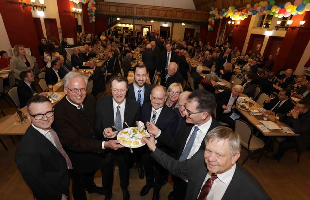 Beim Fischessen (v.l.) Vorsitzender der CSU-Bezirkstagsfraktion﻿ Peter Daniel Forster, Bezirkstagspräsident Richard Bartsch, MdB Michael Frieser, Landtagskandidat Jochen Kohler, MdB Sebastian Brehm, Entwicklungsminister Dr. Gerd Müller und der Vorsitzende des CSU-Kreisverbandes Schwabach Karl Freller. | Foto: Udo Dreier