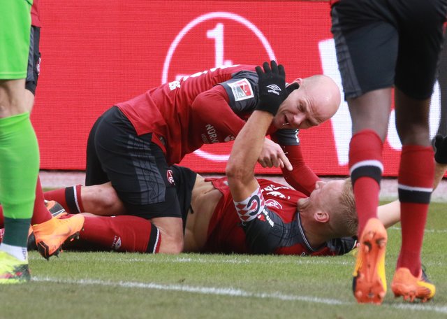 Nürnbergs Hanno Behrens (18, liegend) nach seinem Tor in der 23. Minute, Nürnbergs Tobias Werner gratuliert. | Foto: Udo Dreier