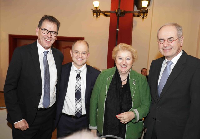 Bundesminister Dr. Gerd Müller, MdB Sebastian Brehm, MdL Petra Guttenberger und Regierungspräsident Thomas Bauer (v.l.). | Foto: Udo Dreier