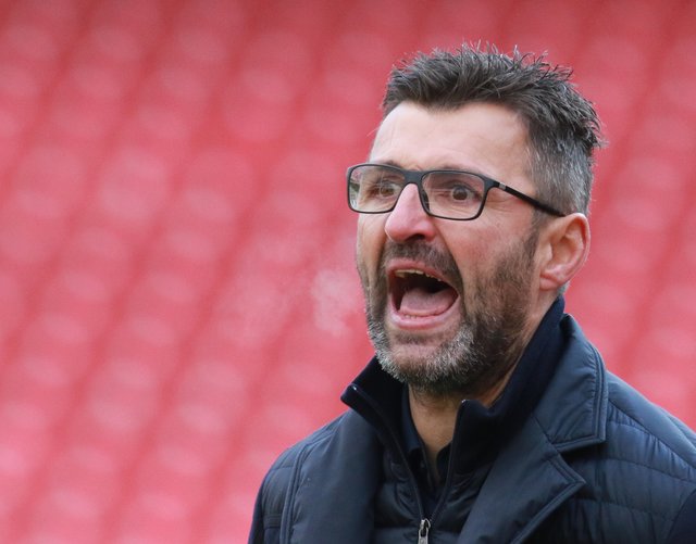 Nervenanspannung bei Nürnbergs Trainer Michael Köllner an der Seitenlinie. | Foto: Udo Dreier