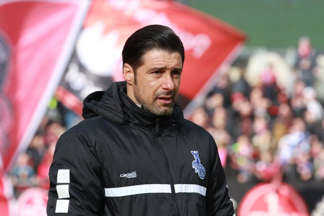 Duisburgs Trainer Ilia Gruev nach Nürnbergs Führungstreffer. | Foto: Udo Dreier