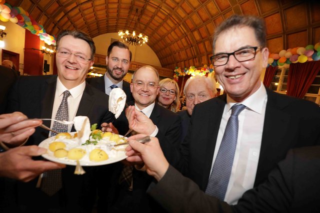 Beim Fischessen (v.l.): MdB Michael Frieser, CSU-Landtagskandidat Jochen Kohler, MdB Sebastian Brehm, Vorsitzende der Frauen-Union Nürnberg-Fürth-Schwabach, Barbara Regitz, Bundesbauminister a.D.  Dr. Oscar Schneider und  Entwicklungsminister Gerd Müller (v.l.). | Foto: Udo Dreier