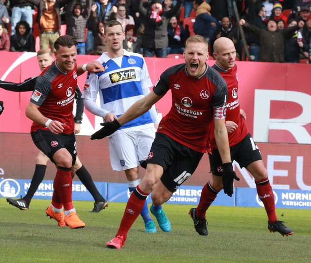 Torjubel bei Nürnbergs Hanno Behrens (18) nach seinem Elfmetertor in der 8. Minute, links Eduard Löwen, der in der 71. Minute das Tor zum 3:1 erziele, Duisburgs Stanislav Iljutcenko in der Mitte, rechts Nürnbergs Tobias Werner. | Foto: Udo Dreier