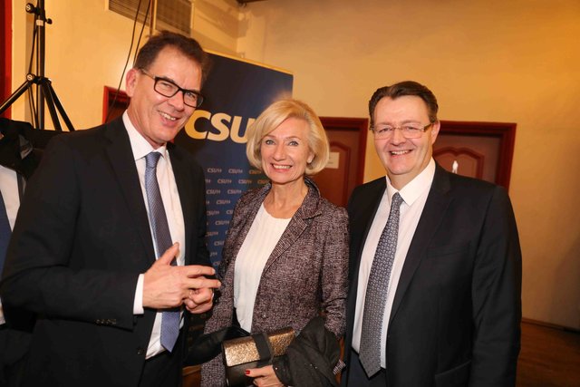 Bundesminister Dr. Gerd Müller , Kulturreferentin Prof. Dr. Julia Lehner und MdB Michael Frieser (v.l.). | Foto: Udo Dreier