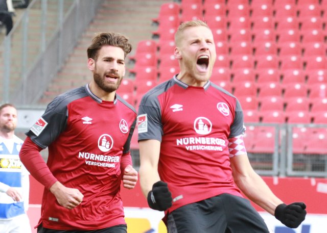 Torjubel bei Nürnbergs Hanno Behrens (18) nach seinem Elfmetertor in der 8.Minute, links Nürnbergs Enrico Valentini. | Foto: Udo Dreier
